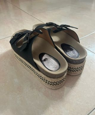 Sandalias negras y beige con hebillas