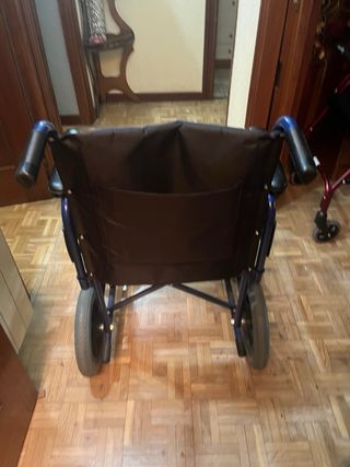 Silla de ruedas, falta un apoyo de pie.