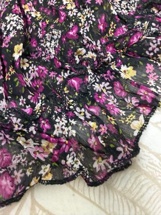 Vestido floral negro y morado