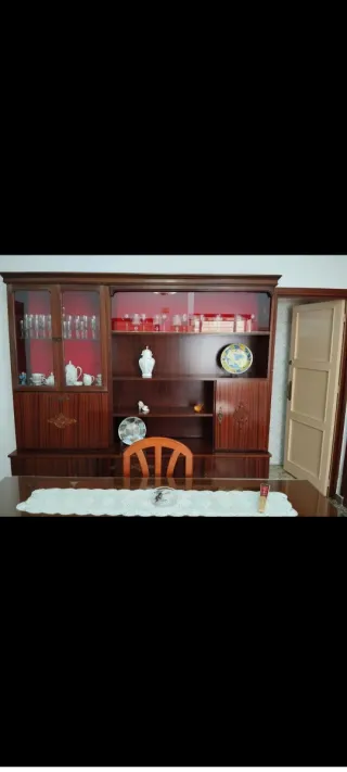 Mueble de comedor de madera.