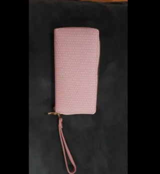 Cartera rosa con correa