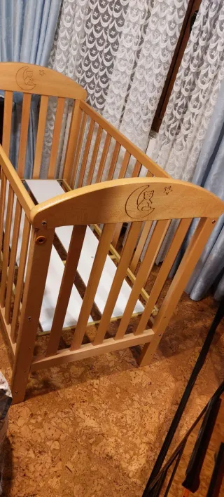Cuna de madera para bebé