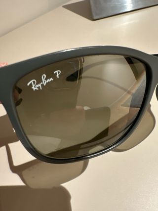 Gafas de Sol Ray-Ban Chromance gris polarizadas.