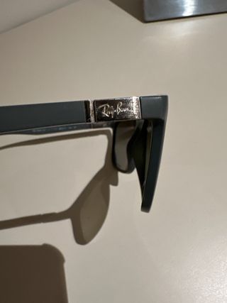 Gafas de Sol Ray-Ban Chromance gris polarizadas.