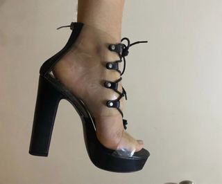 Tacones negros con plataforma y cordones