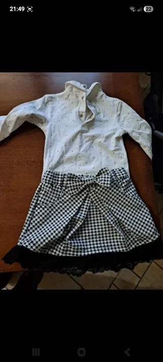 Vestiti bambina: 4 completi Un vestito e una gonna