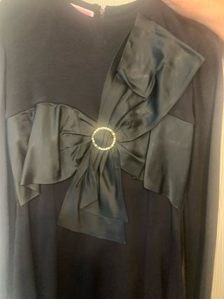 Vestido negro con lazo y pedrería