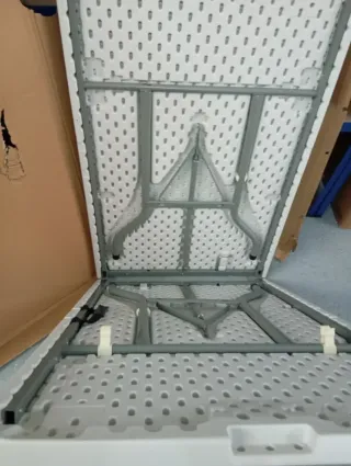 Mesa plegable blanca de plástico