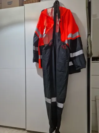 Traje de lluvia naranja y negro