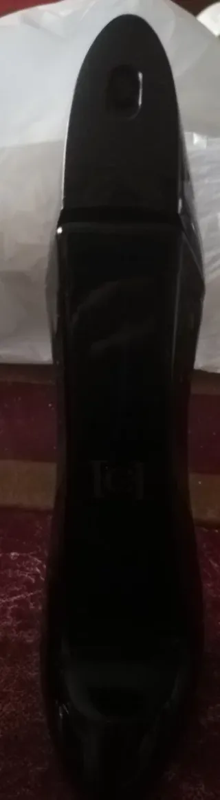 Frasco perfume vacío zapato negro carolina herrera