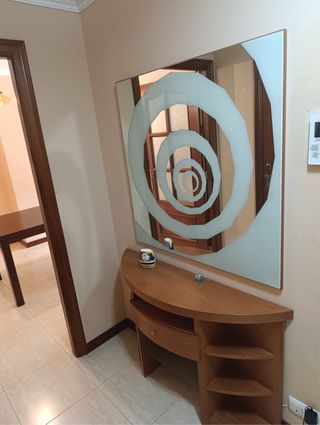Mueble de entrada de madera con espejo