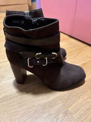 Botines marrones con hebillas