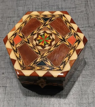 Joyero artesanal de taracea hexagonal