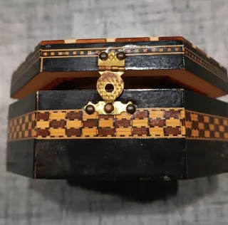 Joyero artesanal de taracea hexagonal