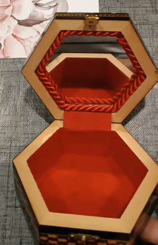 Joyero artesanal de taracea hexagonal