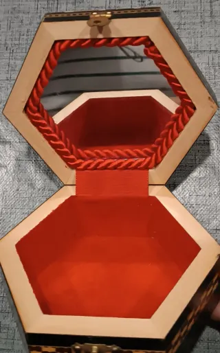 Joyero artesanal de taracea hexagonal