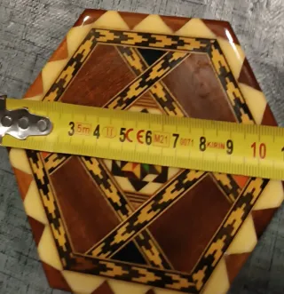 Joyero artesanal de taracea hexagonal