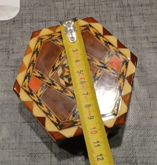 Joyero artesanal de taracea hexagonal