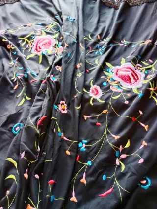 Mantón de Manila bordado 1.50x1.50 cm