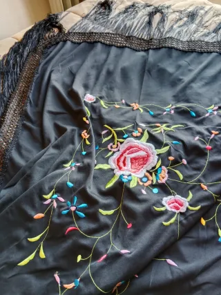 Mantón de Manila bordado 1.50x1.50 cm