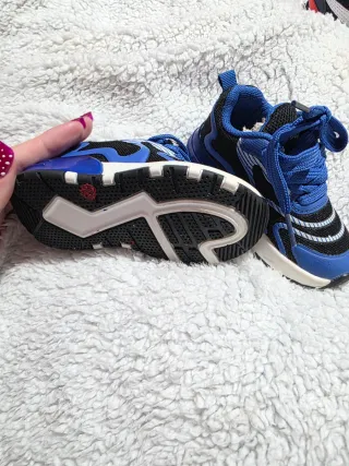 Deportivas niño talla 22