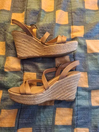 Sandalias de cuña Sfera color beige – Talla 39