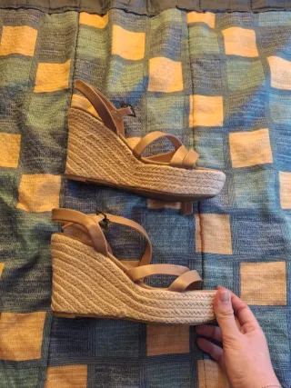 Sandalias de cuña Sfera color beige – Talla 39