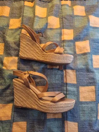 Sandalias de cuña Sfera color beige – Talla 39