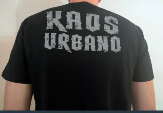 CAMISETA NEGRA - KAOS URBANO - TALLA XL y más