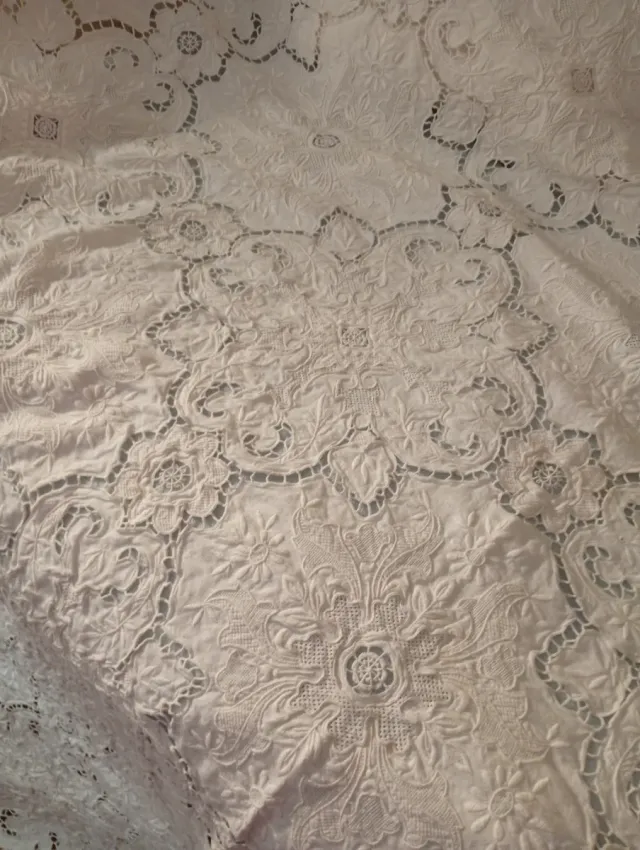 Mantel Hilo Bordado a Mano