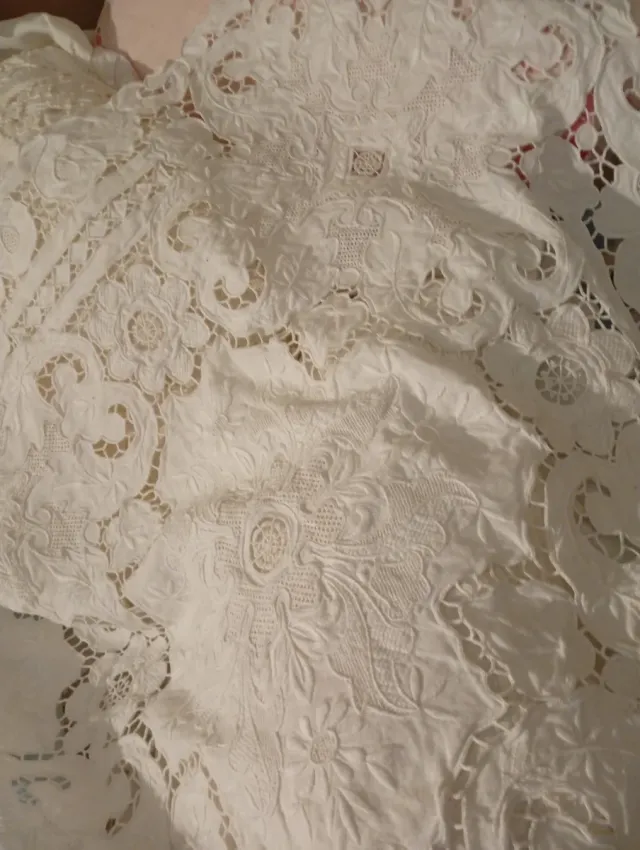 Mantel Hilo Bordado a Mano