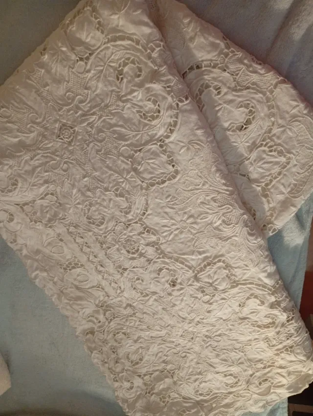 Mantel Hilo Bordado a Mano