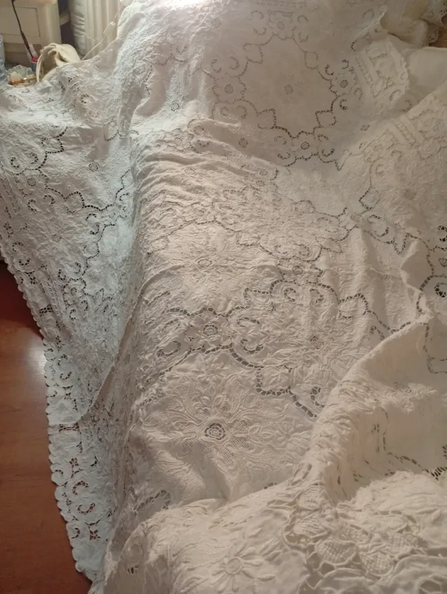 Mantel Hilo Bordado a Mano