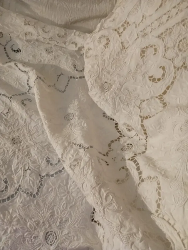 Mantel Hilo Bordado a Mano