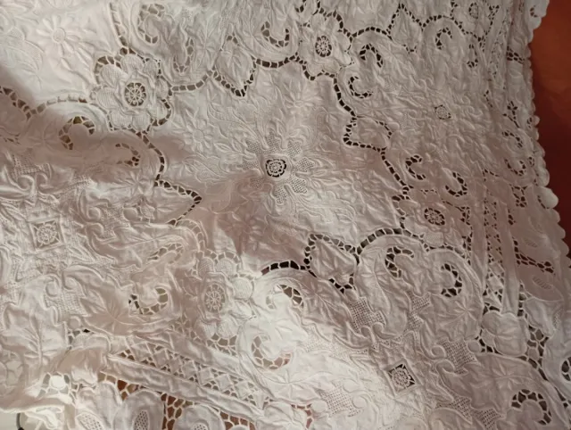 Mantel Hilo Bordado a Mano