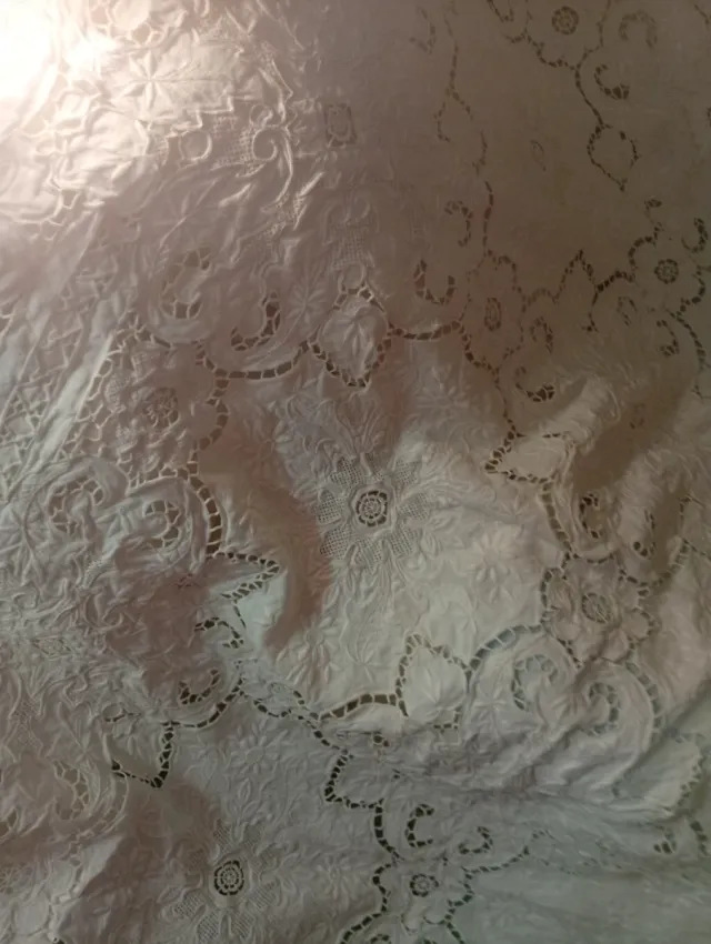 Mantel Hilo Bordado a Mano