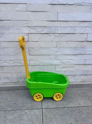 Carretto giocattolo verde e giallo