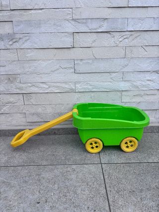 Carretto giocattolo verde e giallo