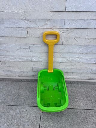 Carretto giocattolo verde e giallo