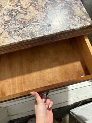 Mesita de noche de madera con mármol