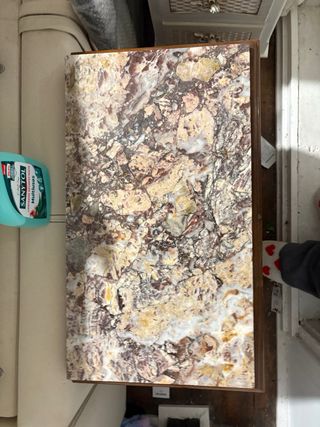 Mesita de noche de madera con mármol