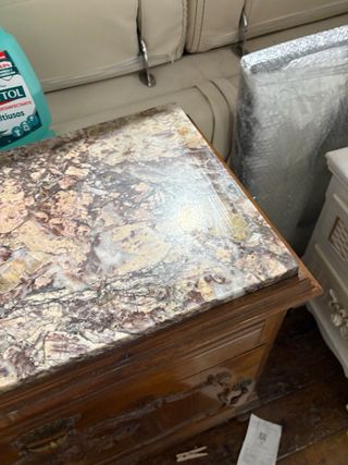 Mesita de noche de madera con mármol