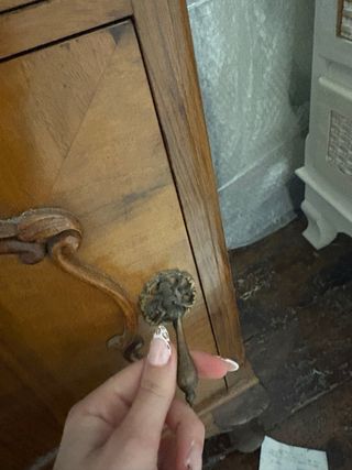 Mesita de noche de madera con mármol