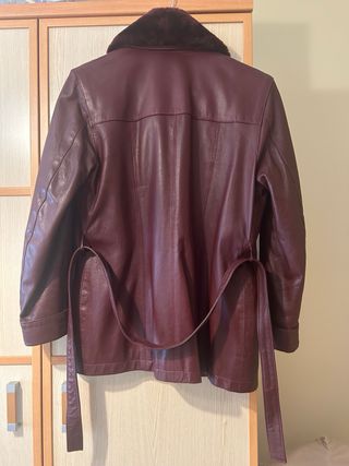 Chaquetón de piel elegante color Burdeos