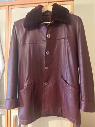 Chaquetón de piel elegante color Burdeos