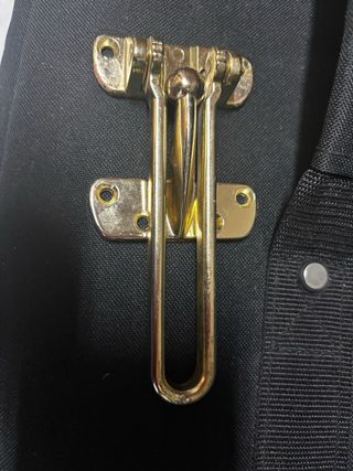 Cadena de seguridad para puerta dorada