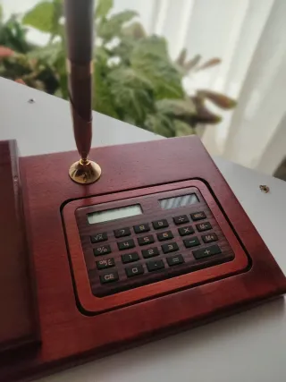 Juego de escritorio con reloj y calculadora
