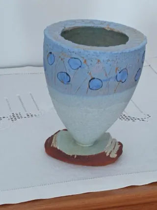 Jarrón de cerámica azul y terracota