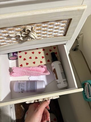 Mesita de noche de madera y mármol