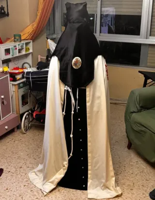 Túnica de penitente blanca y negra